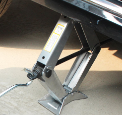 關(guān)于千斤頂支撐汽車過程中的防護細節(jié)處理