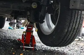 從底座面積來(lái)看,臥式液壓千斤頂?shù)慕佑|面積比較大